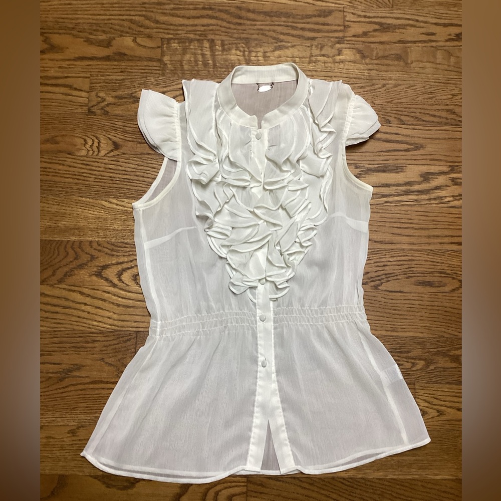 Ali & Kris Feminine ruffle blouse. Ivory Size Medium